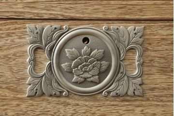 中古　繊細なデザインの金具付き加茂総桐箪笥(総桐たんす、和タンス、衣装箪笥、収納箪笥、引き出し)(R-074138)