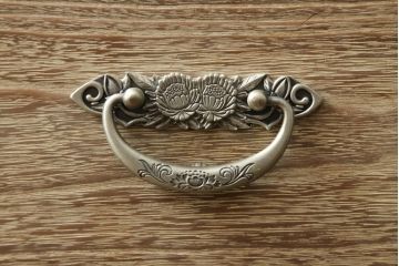 中古　繊細なデザインの金具付き加茂総桐箪笥(総桐たんす、和タンス、衣装箪笥、収納箪笥、引き出し)(R-074138)