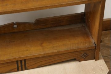 和製アンティーク　カバ材　ナラ材　彫刻と象嵌入りの楔(クサビ)本棚(ブックシェルフ、オープンシェルフ、飾り棚)(R-074139)