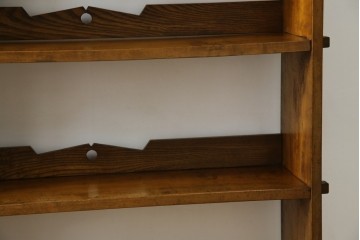 和製アンティーク　カバ材　ナラ材　彫刻と象嵌入り!　楔式のレトロな本棚　(R-074139)