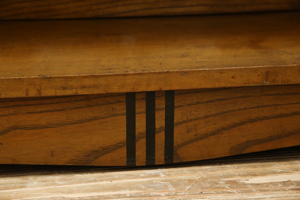 和製アンティーク　カバ材　ナラ材　彫刻と象嵌入り!　楔式のレトロな本棚　(R-074139)