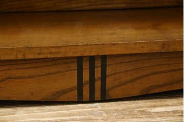 和製アンティーク　カバ材　ナラ材　彫刻と象嵌入り!　楔式のレトロな本棚　(R-074139)