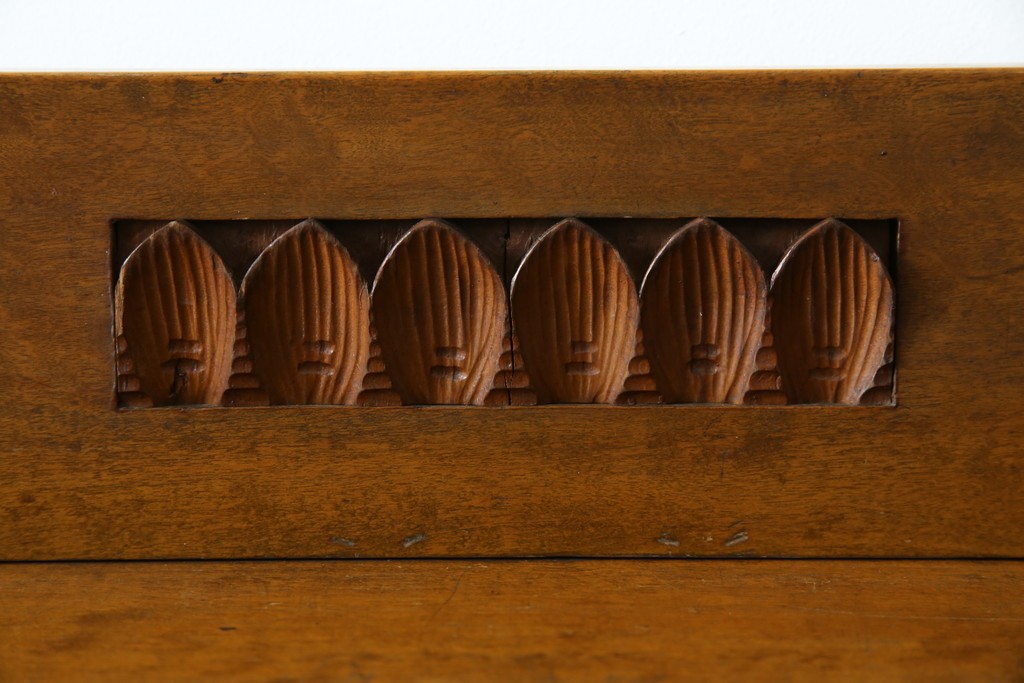 和製アンティーク　カバ材　ナラ材　彫刻と象嵌入り!　楔式のレトロな本棚　(R-074139)