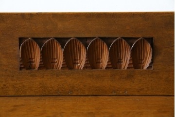 和製アンティーク　カバ材　ナラ材　彫刻と象嵌入り!　楔式のレトロな本棚　(R-074139)