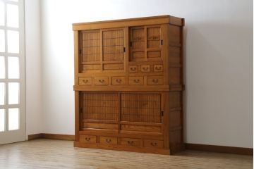 中古　美品　美しい木目と品のある佇まいが魅力の重ね水屋箪笥(収納箪笥、戸棚、収納棚、食器棚)(R-074143)