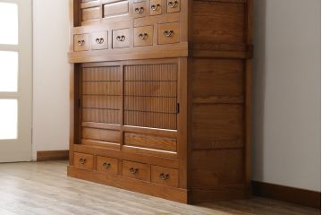 中古　美品　美しい木目と品のある佇まいが魅力の重ね水屋箪笥(収納箪笥、戸棚、収納棚、食器棚)(R-074143)