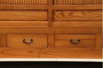 中古　美品　美しい木目と品のある佇まいが魅力の水屋箪笥サイドボード(引き出し、収納棚、戸棚、食器棚)(R-074145)