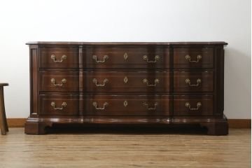 中古　美品!!　アメリカ最高級家具　センチュリー社(CENTURY)　クラシカルなデザインが高級感漂うサイドボード(チェスト、洋服タンス、収納箪笥、引き出し)(定価約130万円)(R-074146)