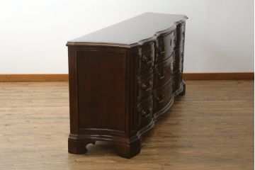 中古　美品!!　アメリカ最高級家具　センチュリー社(CENTURY)　クラシカルなデザインが高級感漂うサイドボード(チェスト、洋服タンス、収納箪笥、引き出し)(定価約130万円)(R-074146)
