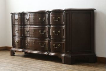 中古　美品!!　アメリカ最高級家具　センチュリー社(CENTURY)　クラシカルなデザインが高級感漂うサイドボード(チェスト、洋服タンス、収納箪笥、引き出し)(定価約130万円)(R-074146)