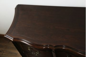 中古　美品!!　アメリカ最高級家具　センチュリー社(CENTURY)　クラシカルなデザインが高級感漂うサイドボード(チェスト、洋服タンス、収納箪笥、引き出し)(定価約130万円)(R-074146)