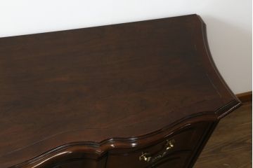 中古　美品!!　アメリカ最高級家具　センチュリー社(CENTURY)　クラシカルなデザインが高級感漂うサイドボード(チェスト、洋服タンス、収納箪笥、引き出し)(定価約130万円)(R-074146)