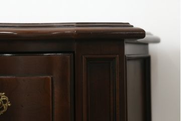 中古　美品!!　アメリカ最高級家具　センチュリー社(CENTURY)　クラシカルなデザインが高級感漂うサイドボード(チェスト、洋服タンス、収納箪笥、引き出し)(定価約130万円)(R-074146)