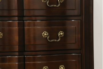 中古　美品!!　アメリカ最高級家具　センチュリー社(CENTURY)　クラシカルなデザインが高級感漂うサイドボード(チェスト、洋服タンス、収納箪笥、引き出し)(定価約130万円)(R-074146)