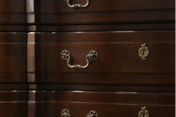 中古　美品!!　アメリカ最高級家具　センチュリー社(CENTURY)　クラシカルなデザインが高級感漂うサイドボード(チェスト、洋服タンス、収納箪笥、引き出し)(定価約130万円)(R-074146)