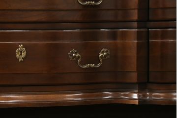 中古　美品!!　アメリカ最高級家具　センチュリー社(CENTURY)　クラシカルなデザインが高級感漂うサイドボード(チェスト、洋服タンス、収納箪笥、引き出し)(定価約130万円)(R-074146)