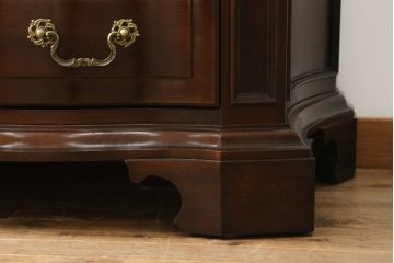 中古　美品!!　アメリカ最高級家具　センチュリー社(CENTURY)　クラシカルなデザインが高級感漂うサイドボード(チェスト、洋服タンス、収納箪笥、引き出し)(定価約130万円)(R-074146)