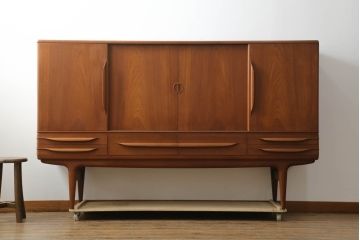 デンマークビンテージ　美品!!　Johannes Andersen(ヨハネス・アンダーセン)　チーク材　洗練されたデザインが美しいサイドボード(サイドキャビネット、戸棚、収納棚、ヴィンテージ、北欧)(R-074147)