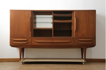 デンマークビンテージ　美品!!　Johannes Andersen(ヨハネス・アンダーセン)　チーク材　洗練されたデザインが美しいサイドボード(サイドキャビネット、戸棚、収納棚、ヴィンテージ、北欧)(R-074147)