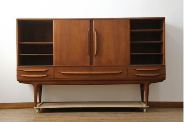 デンマークビンテージ　美品!!　Johannes Andersen(ヨハネス・アンダーセン)　チーク材　洗練されたデザインが美しいサイドボード(サイドキャビネット、戸棚、収納棚、ヴィンテージ、北欧)(R-074147)
