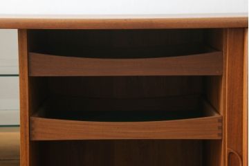 デンマークビンテージ　美品!!　Johannes Andersen(ヨハネス・アンダーセン)　チーク材　洗練されたデザインが美しいサイドボード(サイドキャビネット、戸棚、収納棚、ヴィンテージ、北欧)(R-074147)