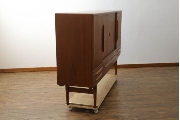 デンマークビンテージ　美品!!　Johannes Andersen(ヨハネス・アンダーセン)　チーク材　洗練されたデザインが美しいサイドボード(サイドキャビネット、戸棚、収納棚、ヴィンテージ、北欧)(R-074147)