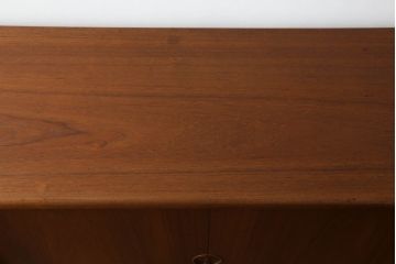デンマークビンテージ　美品!!　Johannes Andersen(ヨハネス・アンダーセン)　チーク材　洗練されたデザインが美しいサイドボード(サイドキャビネット、戸棚、収納棚、ヴィンテージ、北欧)(R-074147)