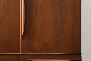 デンマークビンテージ　美品!!　Johannes Andersen(ヨハネス・アンダーセン)　チーク材　洗練されたデザインが美しいサイドボード(サイドキャビネット、戸棚、収納棚、ヴィンテージ、北欧)(R-074147)