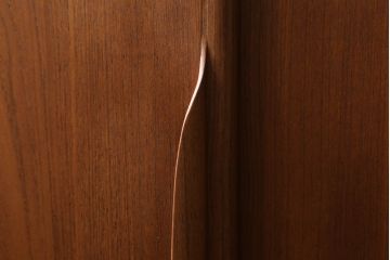 デンマークビンテージ　美品!!　Johannes Andersen(ヨハネス・アンダーセン)　チーク材　洗練されたデザインが美しいサイドボード(サイドキャビネット、戸棚、収納棚、ヴィンテージ、北欧)(R-074147)