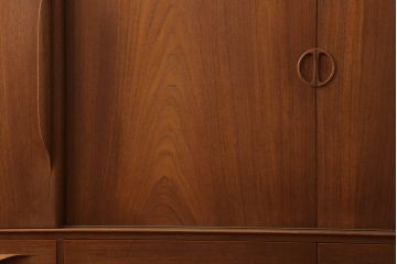 デンマークビンテージ　美品!!　Johannes Andersen(ヨハネス・アンダーセン)　チーク材　洗練されたデザインが美しいサイドボード(サイドキャビネット、戸棚、収納棚、ヴィンテージ、北欧)(R-074147)