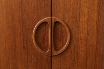 デンマークビンテージ　美品!!　Johannes Andersen(ヨハネス・アンダーセン)　チーク材　洗練されたデザインが美しいサイドボード(サイドキャビネット、戸棚、収納棚、ヴィンテージ、北欧)(R-074147)