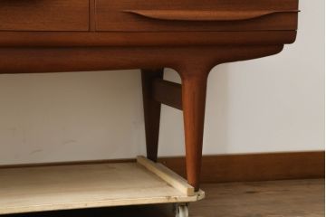 デンマークビンテージ　美品!!　Johannes Andersen(ヨハネス・アンダーセン)　チーク材　洗練されたデザインが美しいサイドボード(サイドキャビネット、戸棚、収納棚、ヴィンテージ、北欧)(R-074147)