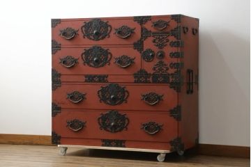 和製ビンテージ　米沢箪笥　伝統工芸　漆塗り　朱塗りの赤と金具の黒のコントラストが美しい重ね箪笥(和タンス、収納箪笥、小箪笥、ヴィンテージ)(R-074148)