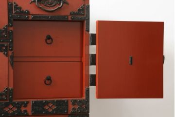 和製ビンテージ　米沢箪笥　伝統工芸　漆塗り　朱塗りの赤と金具の黒のコントラストが美しい重ね箪笥(和タンス、収納箪笥、小箪笥、ヴィンテージ)(R-074148)