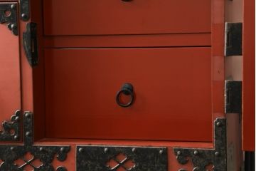 和製ビンテージ　米沢箪笥　伝統工芸　漆塗り　朱塗りの赤と金具の黒のコントラストが美しい重ね箪笥(和タンス、収納箪笥、小箪笥、ヴィンテージ)(R-074148)