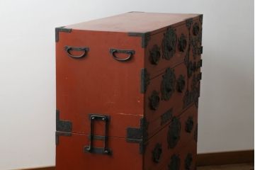 和製ビンテージ　米沢箪笥　伝統工芸　漆塗り　朱塗りの赤と金具の黒のコントラストが美しい重ね箪笥(和タンス、収納箪笥、小箪笥、ヴィンテージ)(R-074148)