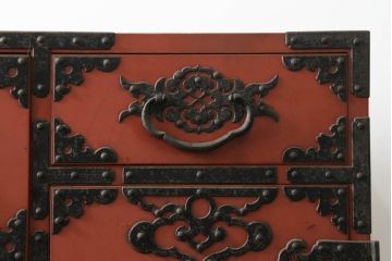和製ビンテージ　米沢箪笥　伝統工芸　漆塗り　朱塗りの赤と金具の黒のコントラストが美しい重ね箪笥(和タンス、収納箪笥、小箪笥、ヴィンテージ)(R-074148)