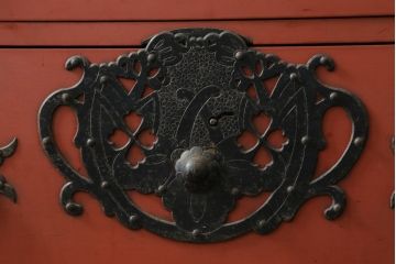 和製ビンテージ　米沢箪笥　伝統工芸　漆塗り　朱塗りの赤と金具の黒のコントラストが美しい重ね箪笥(和タンス、収納箪笥、小箪笥、ヴィンテージ)(R-074148)