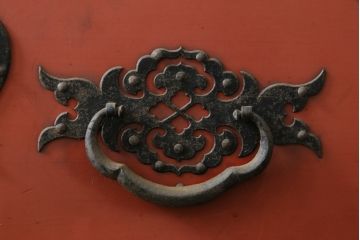 和製ビンテージ　米沢箪笥　伝統工芸　漆塗り　朱塗りの赤と金具の黒のコントラストが美しい重ね箪笥(和タンス、収納箪笥、小箪笥、ヴィンテージ)(R-074148)