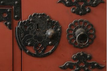 和製ビンテージ　米沢箪笥　伝統工芸　漆塗り　朱塗りの赤と金具の黒のコントラストが美しい重ね箪笥(和タンス、収納箪笥、小箪笥、ヴィンテージ)(R-074148)