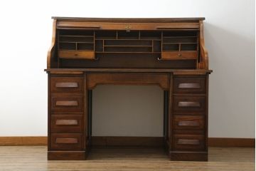 イギリスアンティーク　オーク材　たっぷりな収納力が魅力的!! シックな佇まいのロールトップデスク(両袖机、ニーホールデスク、ワークデスク、在宅用、在宅ワーク、英国)(R-074149)