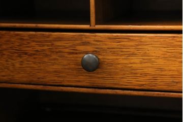 イギリスアンティーク　オーク材　たっぷりな収納力が魅力的!! シックな佇まいのロールトップデスク(両袖机、ニーホールデスク、ワークデスク、在宅用、在宅ワーク、英国)(R-074149)