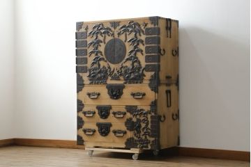 和製アンティーク　激レア　最上手!!　庄内地方　酒田　総桐材　立派な打ち出し金具が目を惹く観音開きの時代箪笥(庄内箪笥、収納箪笥、桐箪笥、桐たんす、重ねタンス、引き出し)(R-074152)