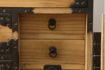 和製アンティーク　激レア　最上手!!　庄内地方　酒田　総桐材　立派な打ち出し金具が目を惹く観音開きの時代箪笥(庄内箪笥、収納箪笥、桐箪笥、桐たんす、重ねタンス、引き出し)(R-074152)