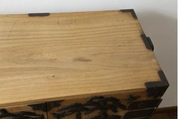 和製アンティーク　激レア　最上手!!　庄内地方　酒田　総桐材　立派な打ち出し金具が目を惹く観音開きの時代箪笥(庄内箪笥、収納箪笥、桐箪笥、桐たんす、重ねタンス、引き出し)(R-074152)