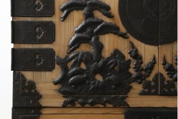 和製アンティーク　激レア　最上手!!　庄内地方　酒田　総桐材　立派な打ち出し金具が目を惹く観音開きの時代箪笥(庄内箪笥、収納箪笥、桐箪笥、桐たんす、重ねタンス、引き出し)(R-074152)
