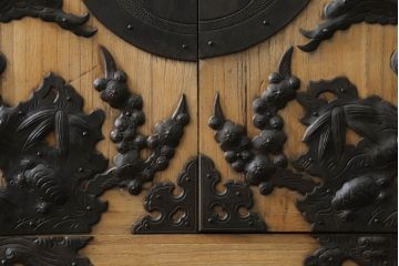 和製アンティーク　激レア　最上手!!　庄内地方　酒田　総桐材　立派な打ち出し金具が目を惹く観音開きの時代箪笥(庄内箪笥、収納箪笥、桐箪笥、桐たんす、重ねタンス、引き出し)(R-074152)