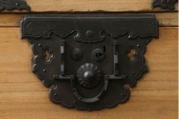 和製アンティーク　激レア　最上手!!　庄内地方　酒田　総桐材　立派な打ち出し金具が目を惹く観音開きの時代箪笥(庄内箪笥、収納箪笥、桐箪笥、桐たんす、重ねタンス、引き出し)(R-074152)