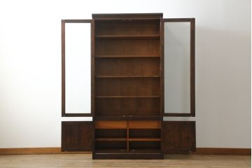 中古　北海道民芸家具　落ち着いた佇まいとシンプルなデザインが魅力的な書棚(ブックケース、本箱、収納棚、戸棚、食器棚、カップボード、飾り棚、キャビネット)(R-074155)