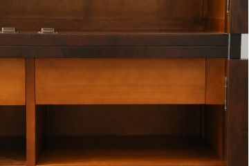 中古　北海道民芸家具　落ち着いた佇まいとシンプルなデザインが魅力的な書棚(ブックケース、本箱、収納棚、戸棚、食器棚、カップボード、飾り棚、キャビネット)(R-074155)